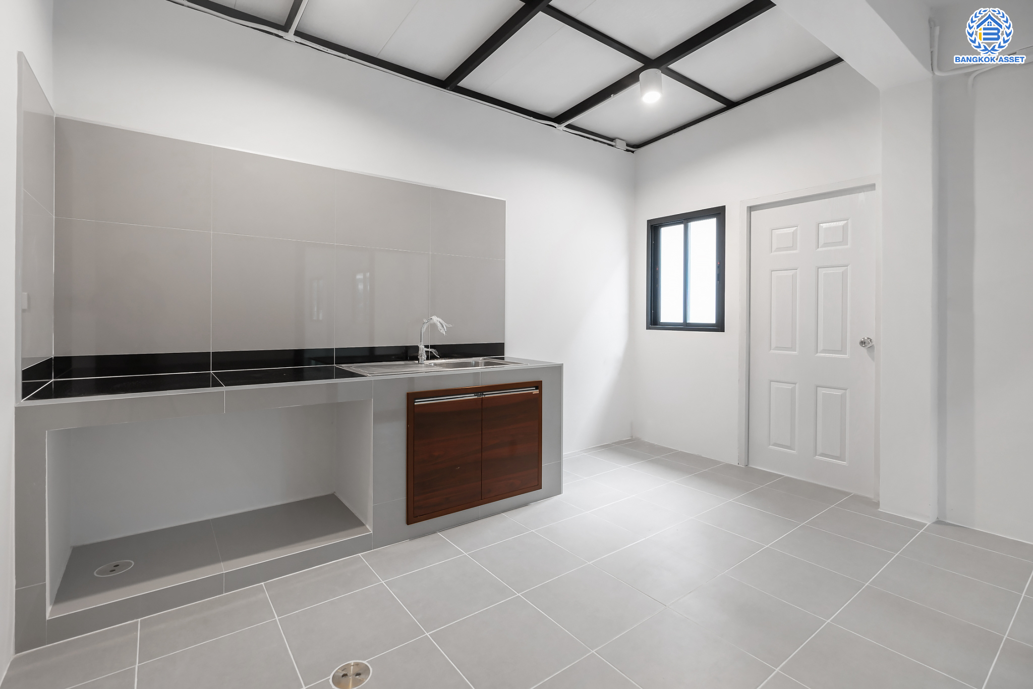 บ้านมืองสองตกแต่งใหม่ ม.พระปิ่น 2 บรมราชชนนี บ้านพร้อมอยู่ หลังใหญ่ บนเนื้อที่ 25.6 ตร.ว. ฟังก์ชัน 2 ห้องนอน 2 ห้องน้ำ 1 ที่จอดรถ บนทำเลศักยภาพ เดินทางสะดวก เชื่อมต่อถ.บรมราชชนนี, ถ.ศาลาธรรมสพ ใกล้ม.มหิดล และจุดขึ้นทางด่วน "ศรีรัช"